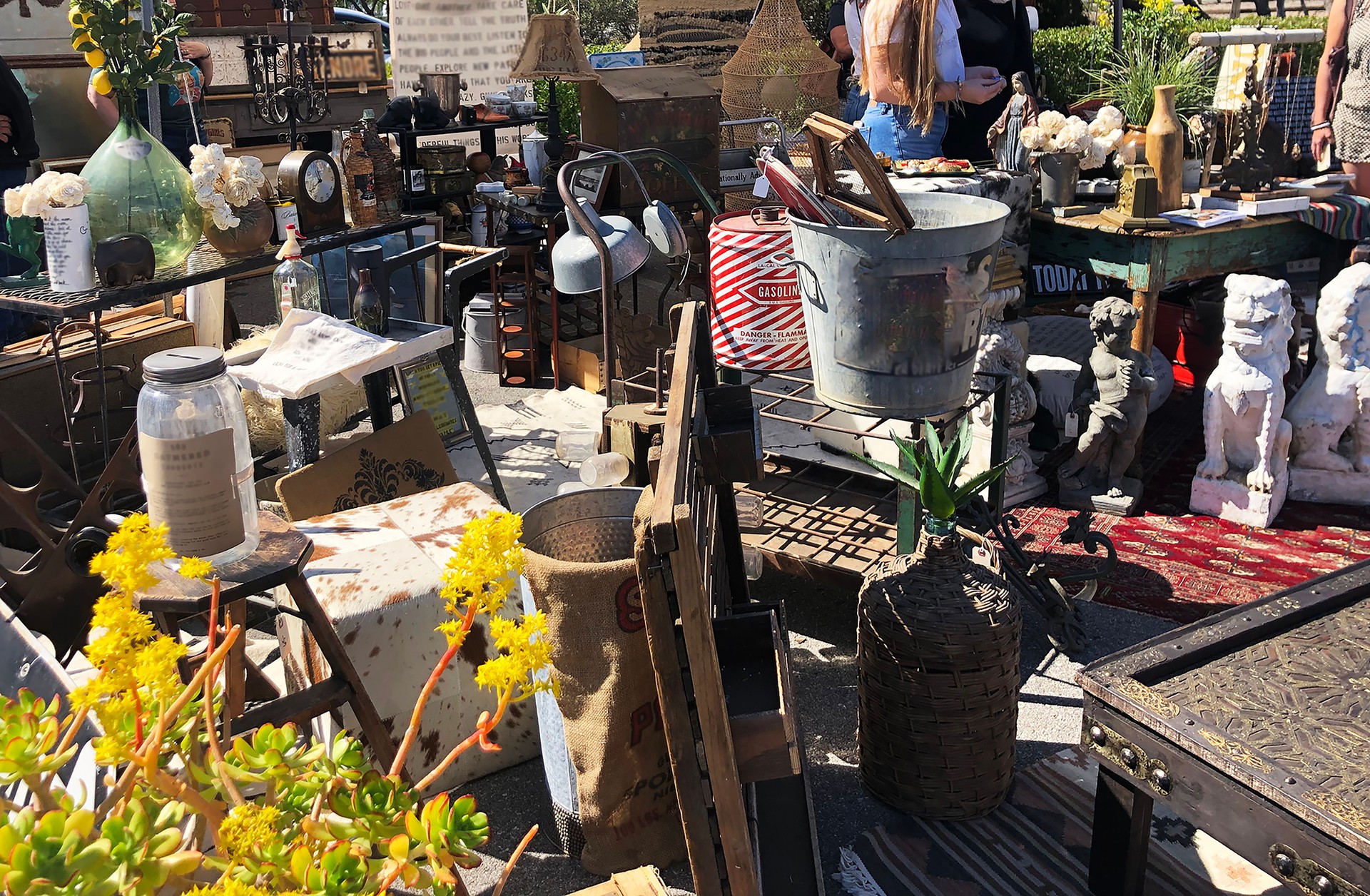 Open Vintage Market,Ca