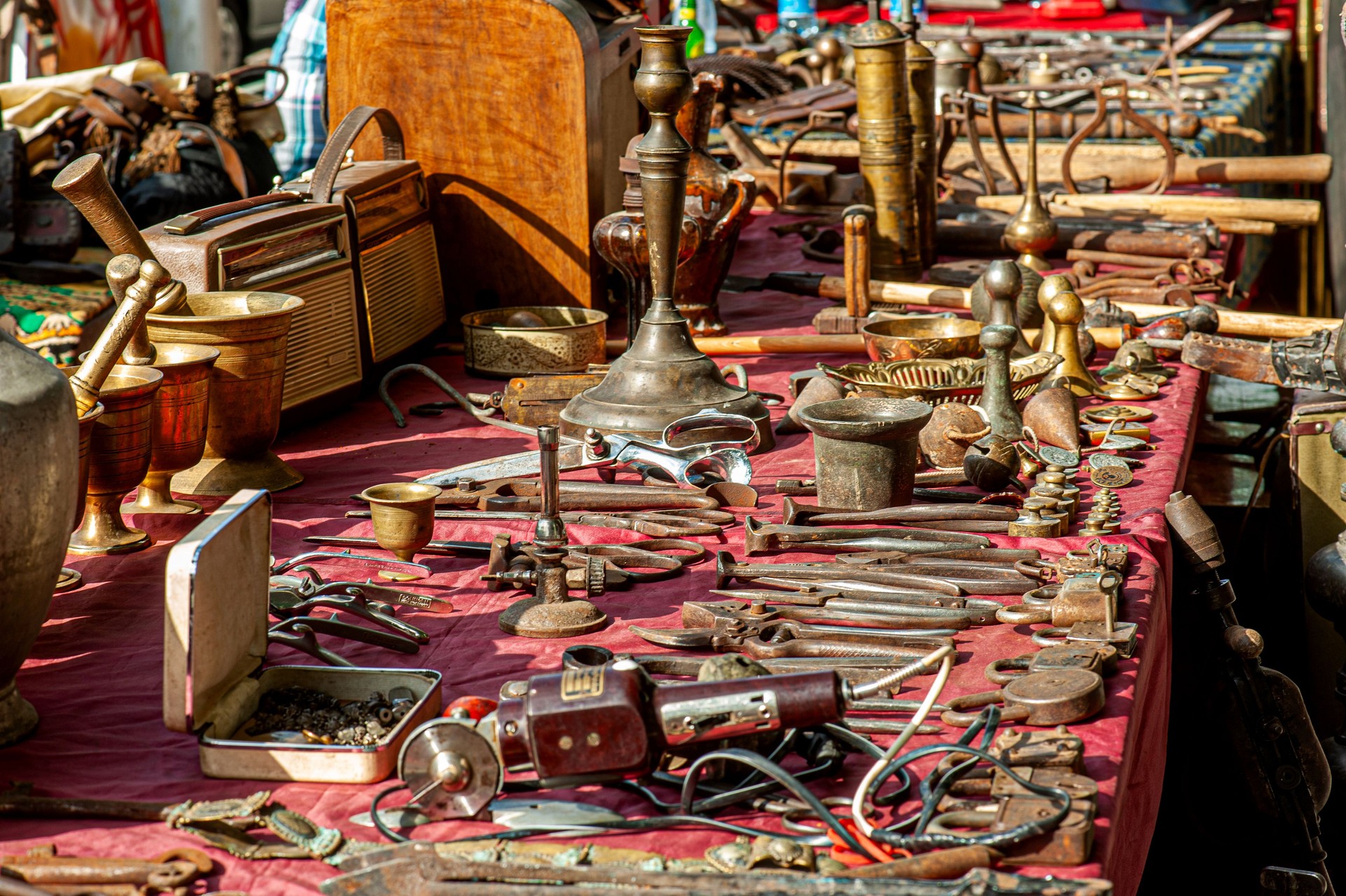 Old items and metal hand tools sold in the antique market